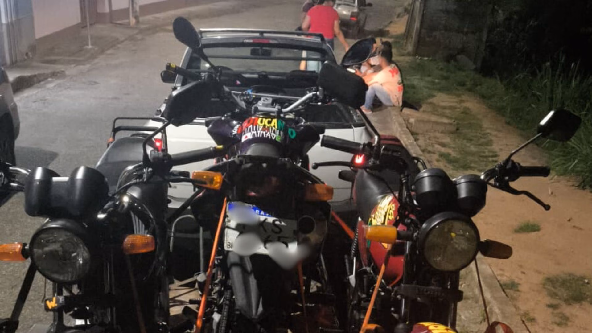 Na abordagem, os policiais verificaram que nenhum dos envolvidos tinha Carteira Nacional de Habilitação e que um deles era menor de idade