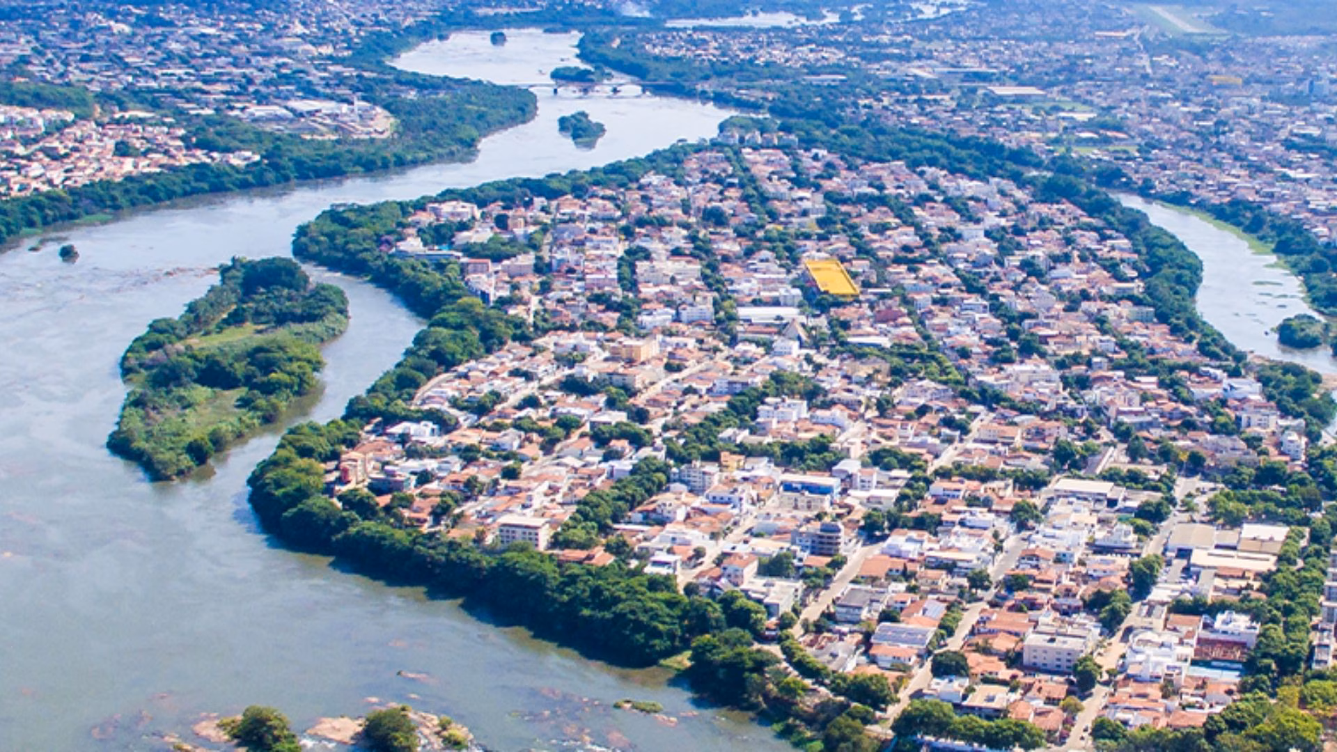 Ele disse que o suposto alvo faria parte de uma gangue ligada à morte de seu irmão e contou que deixou o Rio de Janeiro, onde vive atualmente, para voltar à sua cidade natal, Governador Valadares, com a intenção de praticar o ato como vingança