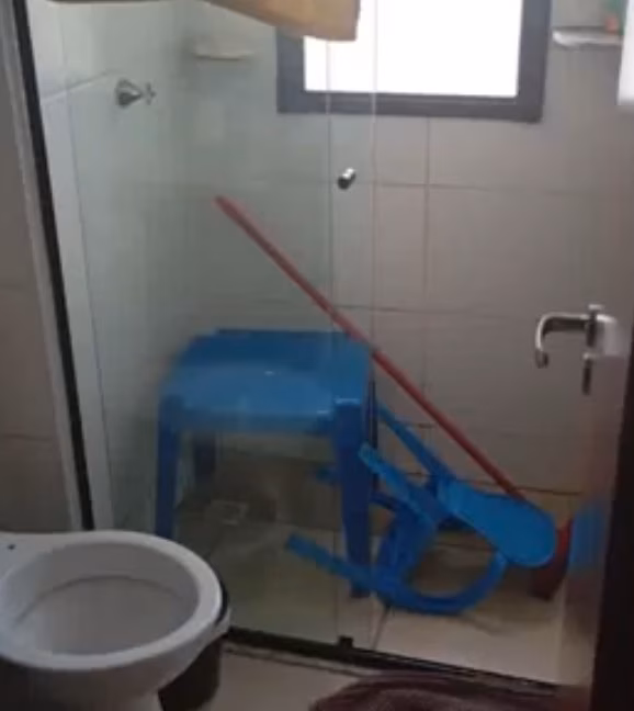 O menino teria se apoiado em uma mesinha para alcançar a janela