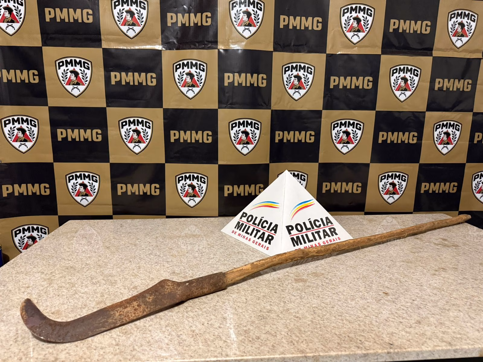 O agressor atacou a vítima com uma foice, causando um corte profundo na região do pescoço