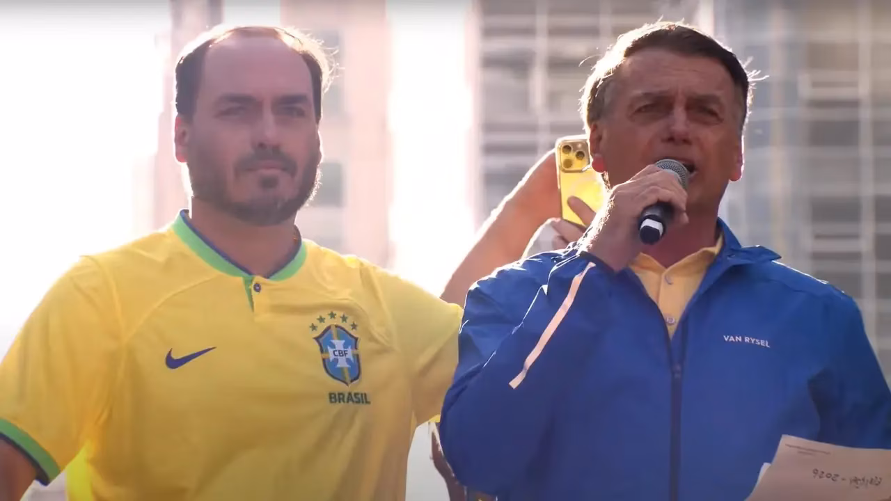 O vereador Carlos Bolsonaro (PL-RJ) ao lado do ex-presidente Jair Bolsonaro