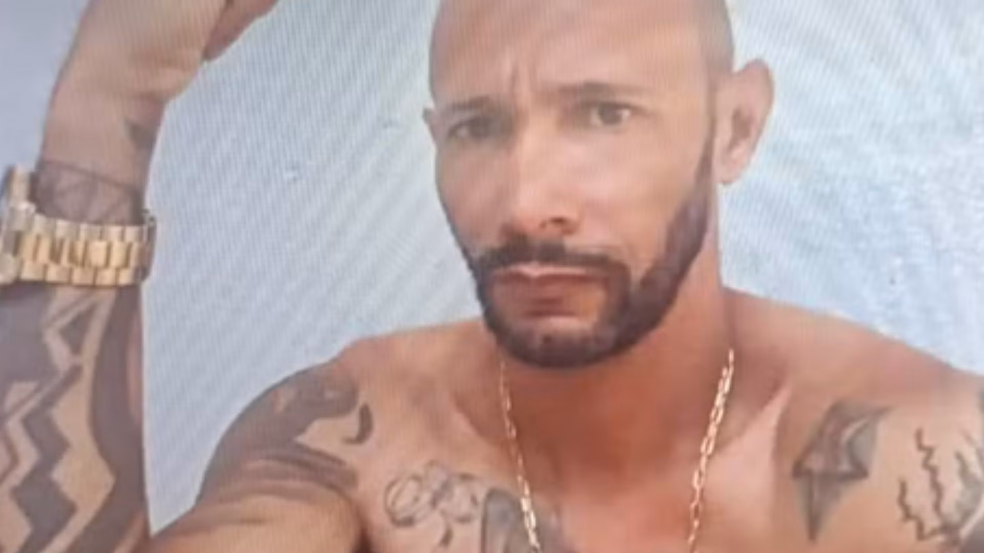 Depois dos disparos, o suspeito escapou no mesmo carro usado para chegar ao local; até agora, não há presos