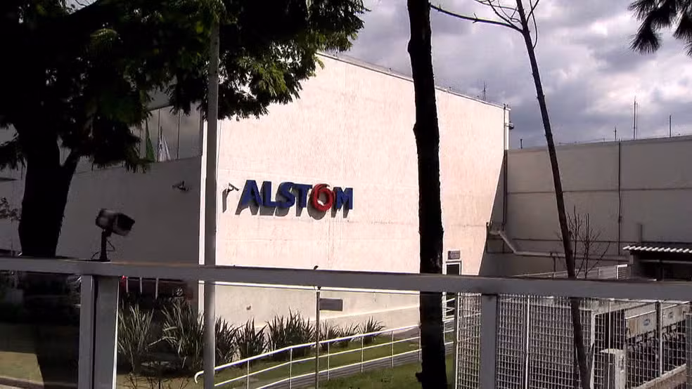 Funcionários da Alstom, empresa do setor de transporte ferroviário, iniciaram uma greve na manhã desta segunda-feira