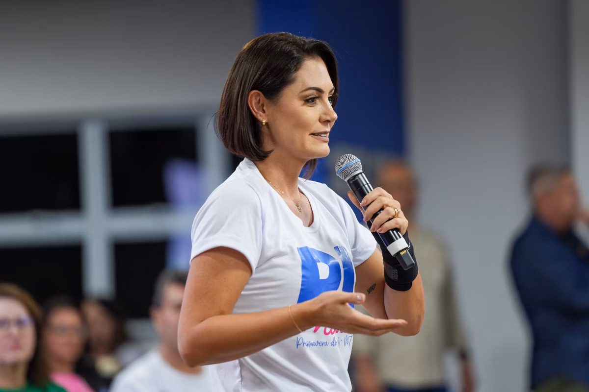 Michelle Bolsonaro se posicionou contrária à aproximação entre o PL e Ciro Gomes no Ceará