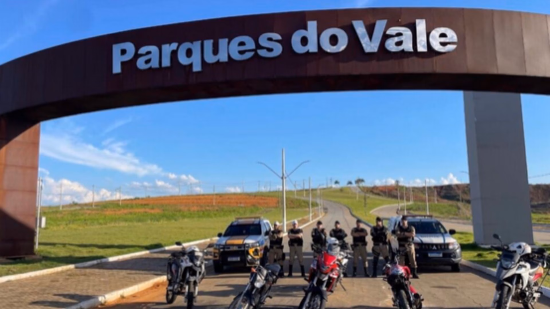 Entre as infrações flagradas estavam empinar motos, acelerar de forma brusca, realizar “rachas” e desrespeitar as regras de trânsito e segurança viária no Residencial Parques do Vale, área próxima ao Vale do Aço