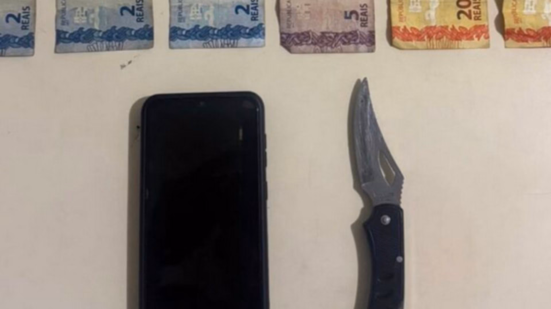Também foram apreendidos R$ 51 em espécie e um outro celular sem procedência declarada, o que chamou a atenção dos agentes e acabou incluído no material recolhido