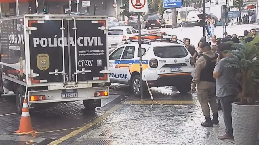 Carros da Polícia Militar e da Polícia Civil bloqueiam a entrada do Hotel Nacional Inn, na região central de Belo Horizonte