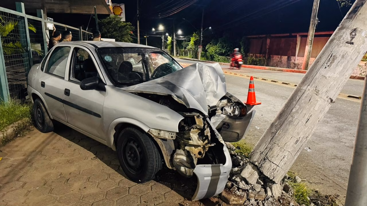 Um guincho também foi acionado para retirar o carro do local