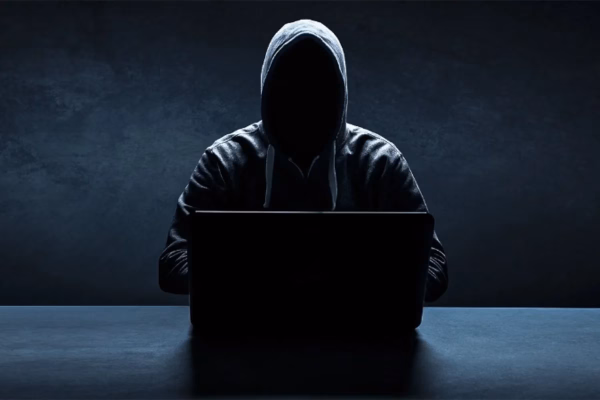 O agressor recorria a plataformas populares, como Instagram, TikTok e jogos online com chats, para aliciar crianças