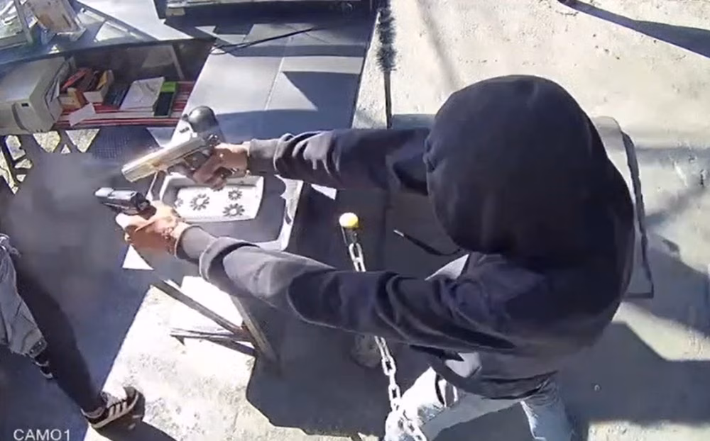 Homem entra em pastelaria e atira contra a ex-mulher na Zona Norte de SP