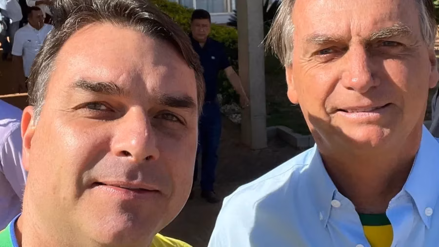 Flávia Bolsonaro ao lado de Jair Bolsonaro