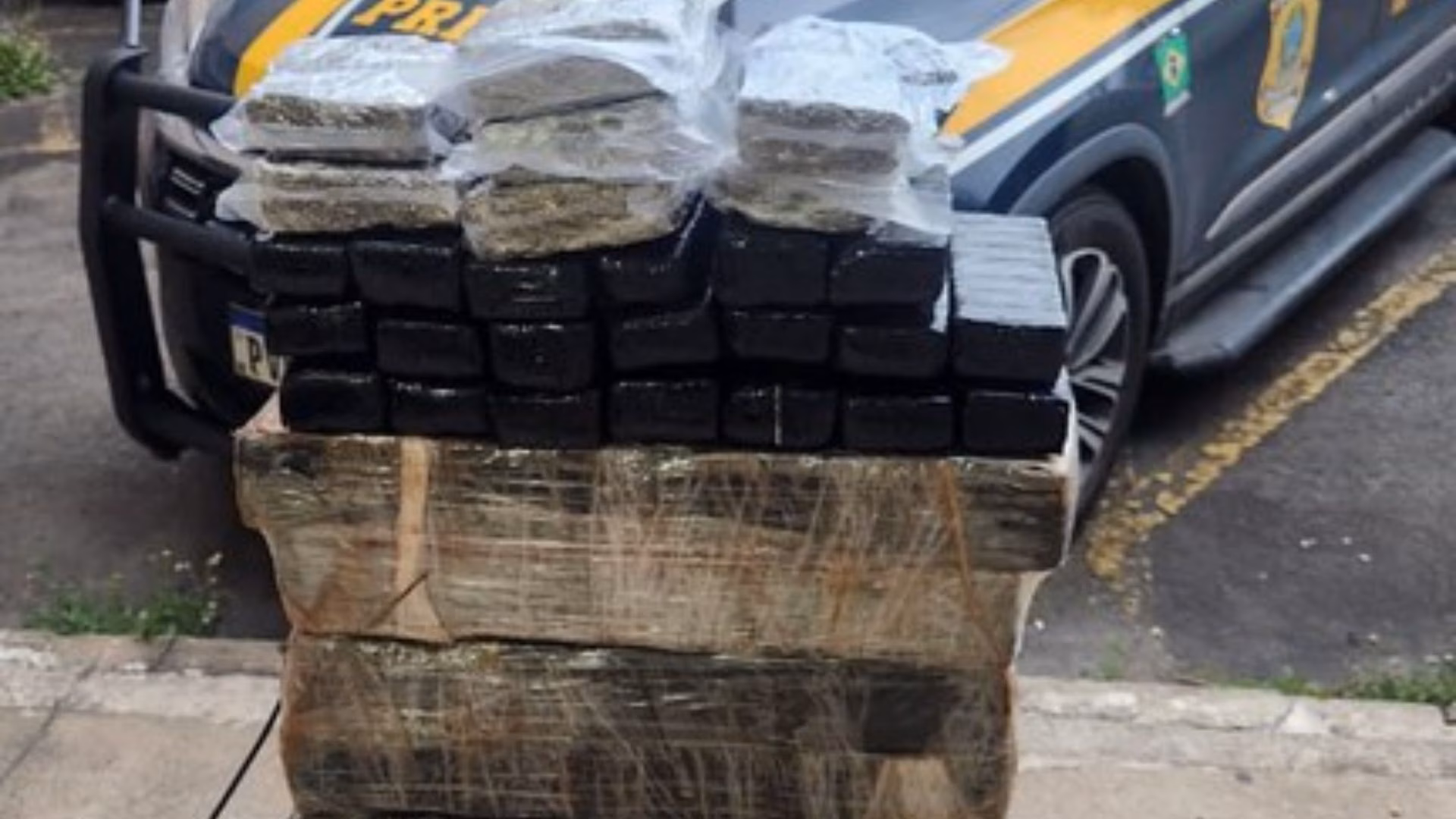 Na abordagem, policiais localizaram cinco fardos e 27 tabletes de maconha no porta-malas e dentro do veículo