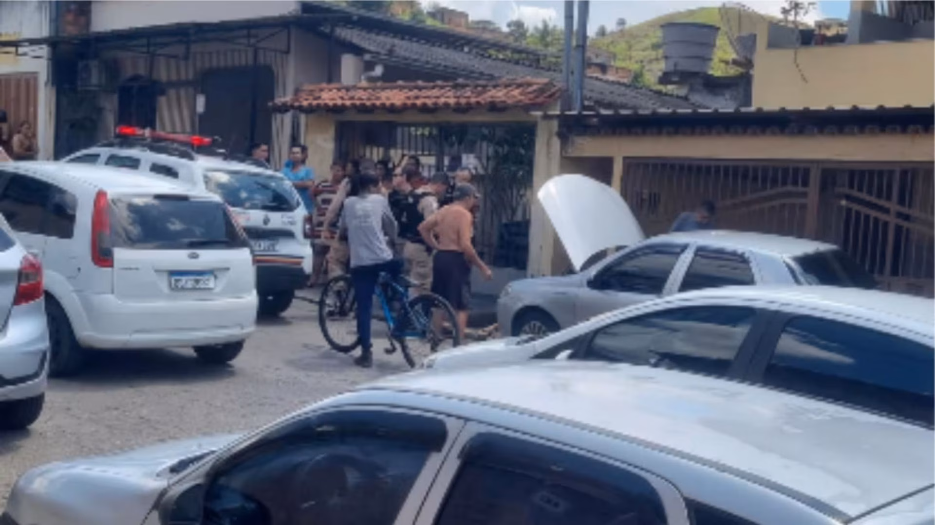 Depois, ele voltou, efetuou novos disparos contra a vítima e fugiu junto com o condutor da moto