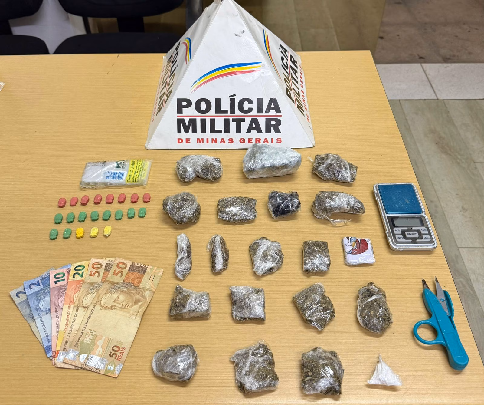 Na abordagem no local, os militares localizaram com o homem a chave do veículo mencionado na denúncia