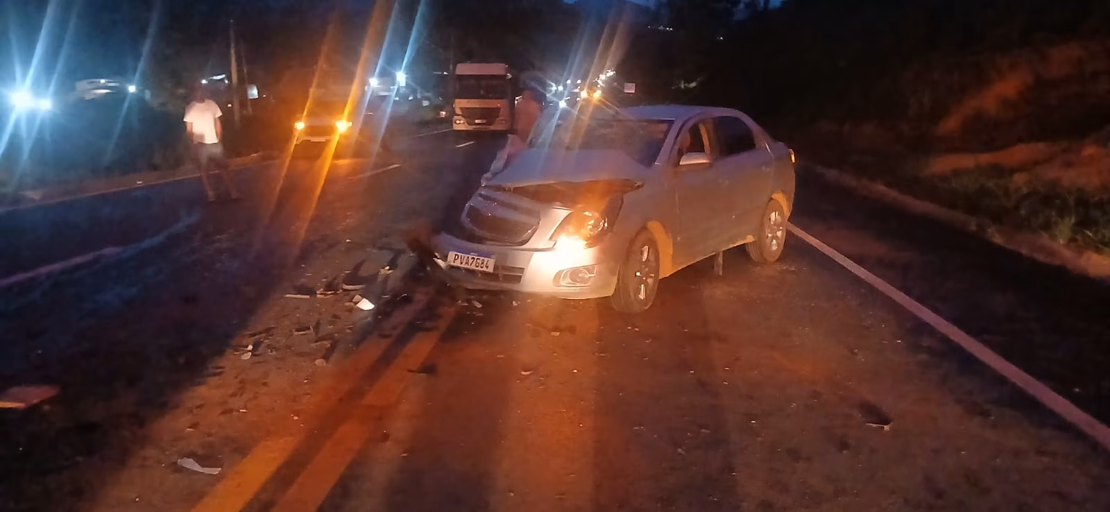 Após o derramamento de óleo na pista, bombeiros aplicaram serragem para absorver o material e reduzir o risco de novos acidentes