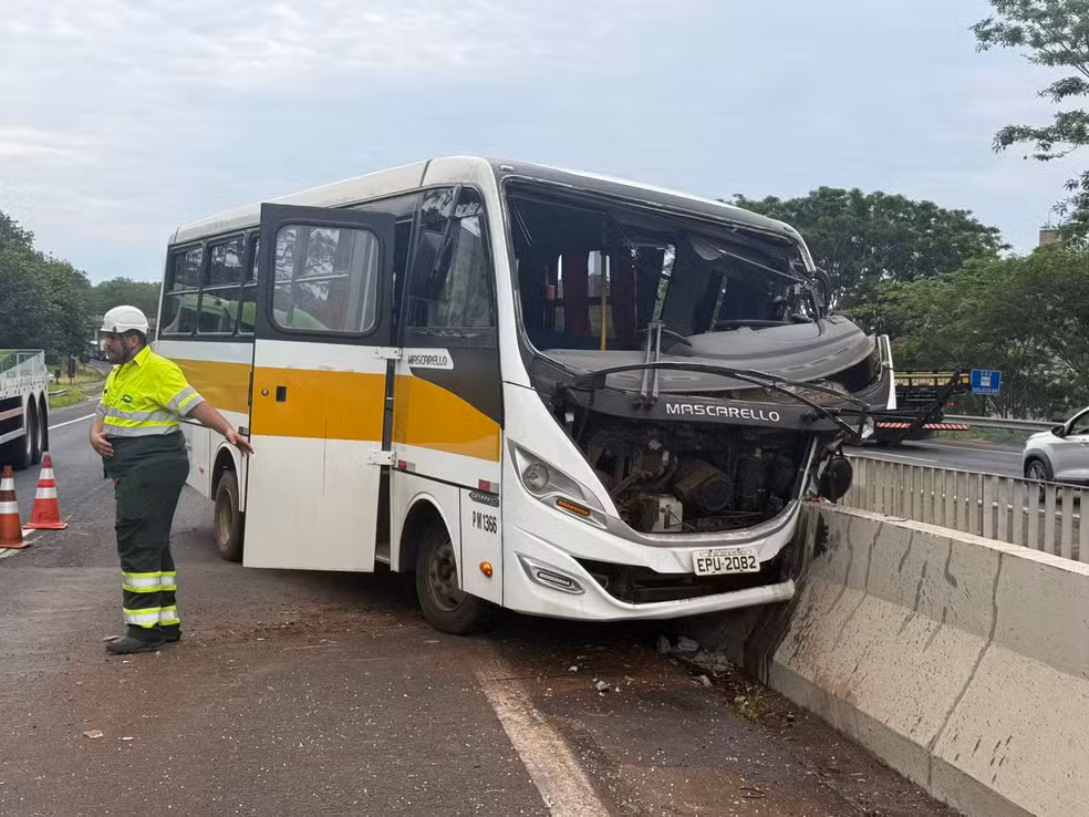 Acidente envolvendo um ônibus escolar deixa feridos em Rio Preto