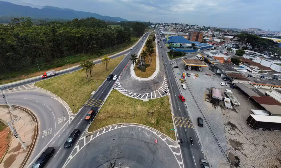 Rotatória da Francisco Rodrigues Filho foi liberada para o tráfego