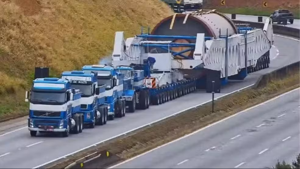 Comboio de carretas com carga segue pela BR-354 próximo ao entroncamento com a BR-365, em Alto Paranaíba