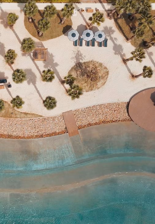 Com visual de resort de alto padrão, com coqueiros, areia clara e vista para a Ponte Estaiada Octavio Frias de Oliveira