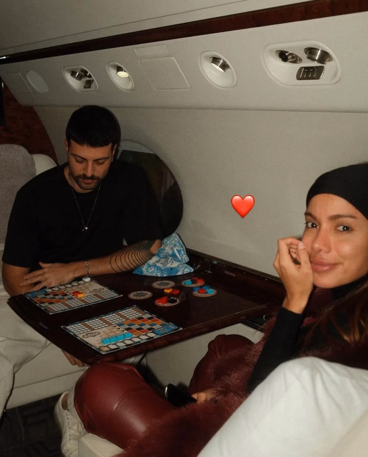 A cantora publicou uma foto jogando com o empresário durante uma viagem a Nova York e acrescentou um emoji de coração vermelho