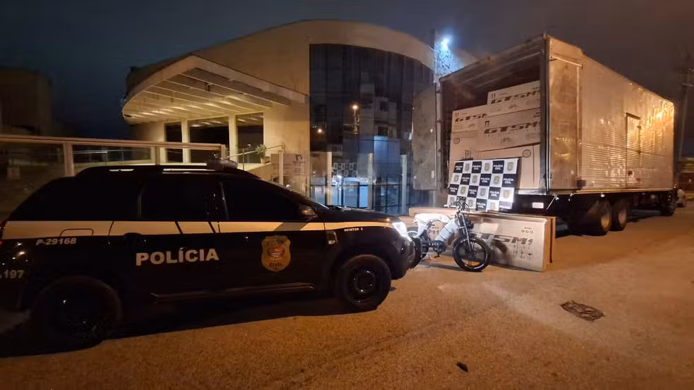 A carga roubada era levada em dois caminhões quando os suspeitos foram abordados pela polícia em Itu (SP); eles são investigados por possível ligação com uma organização criminosa