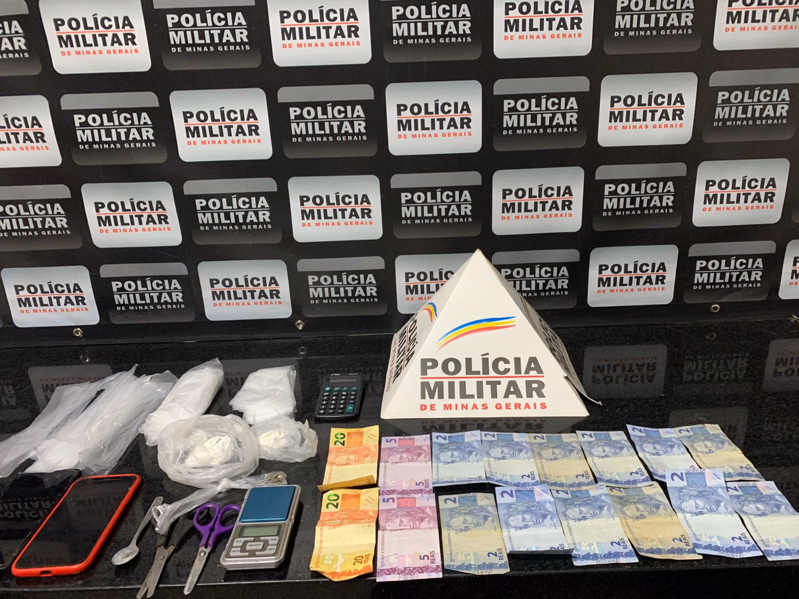 Durante uma varredura detalhada na casa, os militares encontraram drogas, celulares, dinheiro e materiais normalmente usados para preparar e embalar entorpecentes, o que, segundo a corporação, reforçou a suspeita de tráfico no local