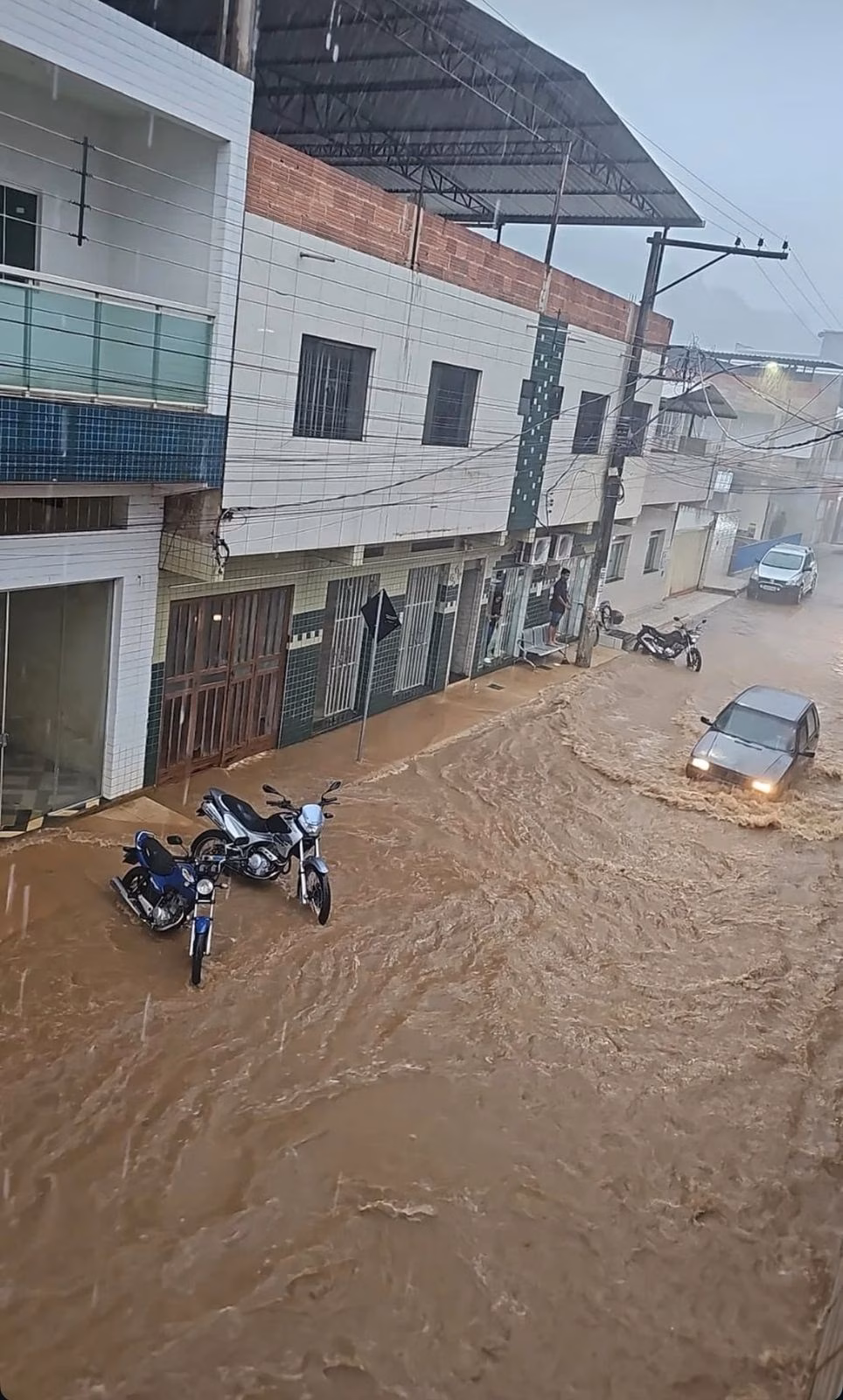 Avenida Getúlio Vargas sob forte chuva