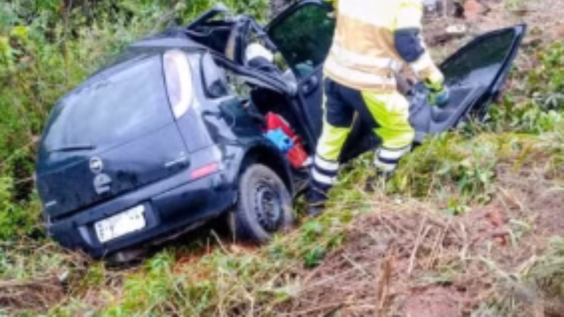 As três vítimas, um homem e duas mulheres que estavam no carro, ficaram presas às ferragens e morreram no local; as identidades ainda não haviam sido divulgadas até então