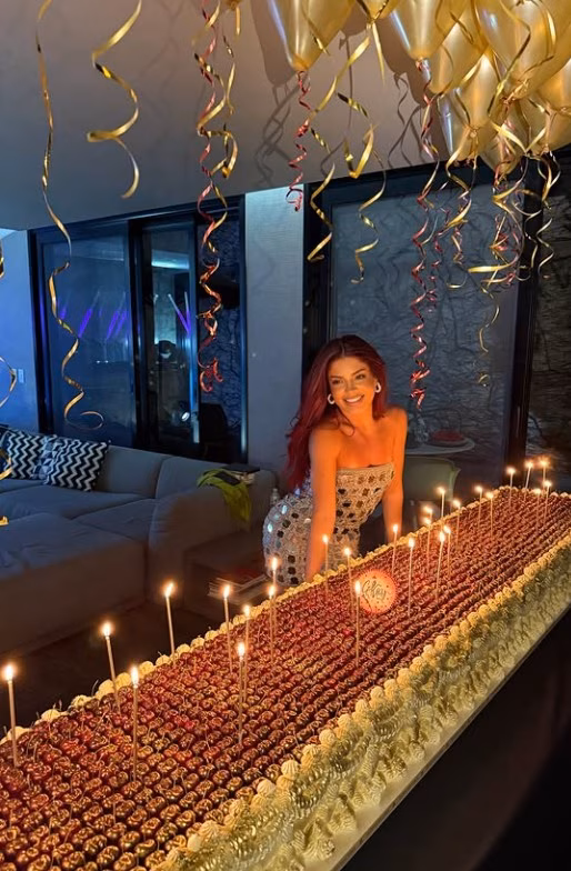 Influenciadora comemora 33 anos e surpreende seguidores com sobremesa de três metros decorada com 3 mil cerejas