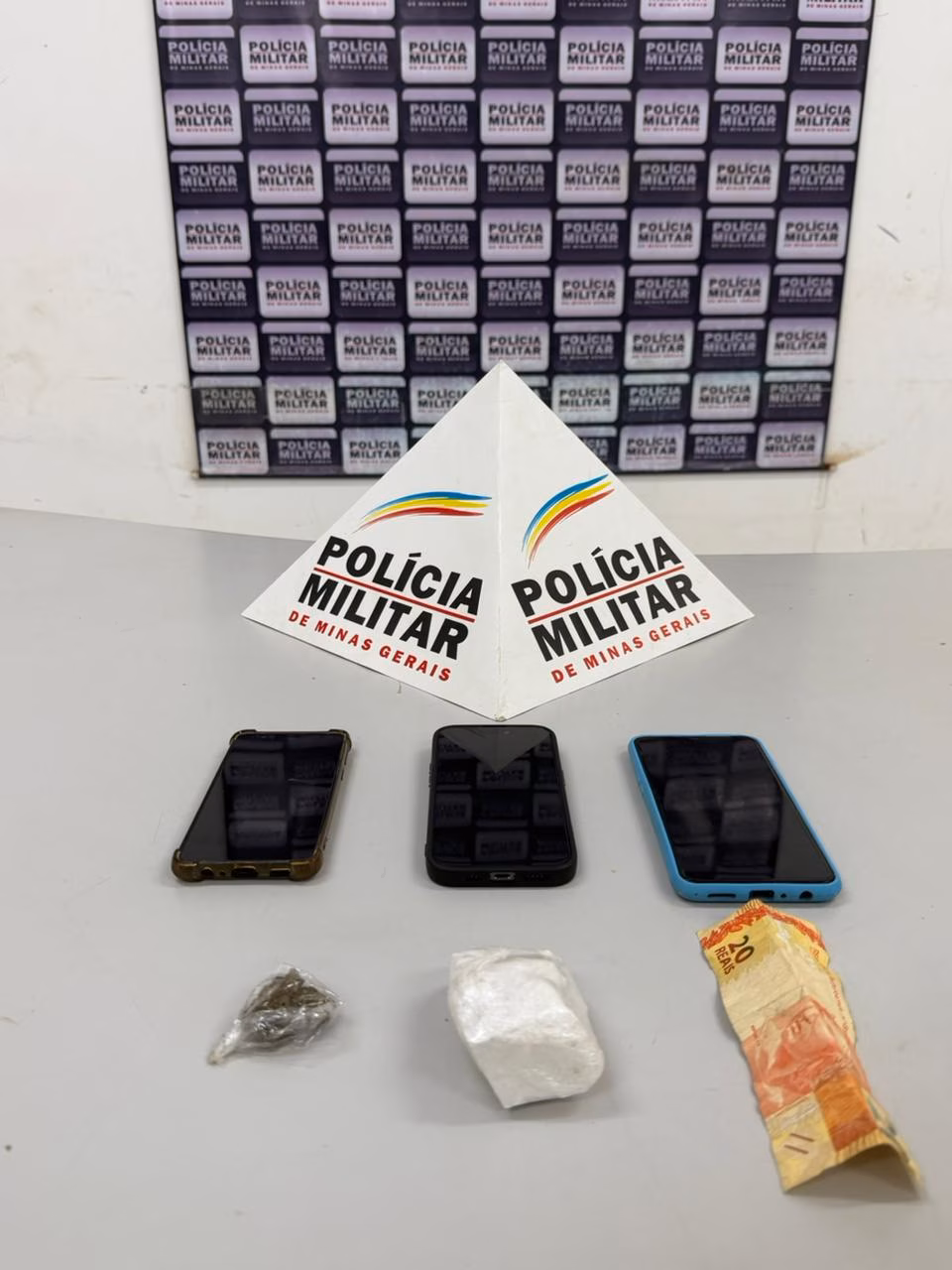 Na revista realizada no veículo, os militares encontraram uma pedra de cocaína no lado do carona e uma bucha de maconha próxima ao banco do motorista