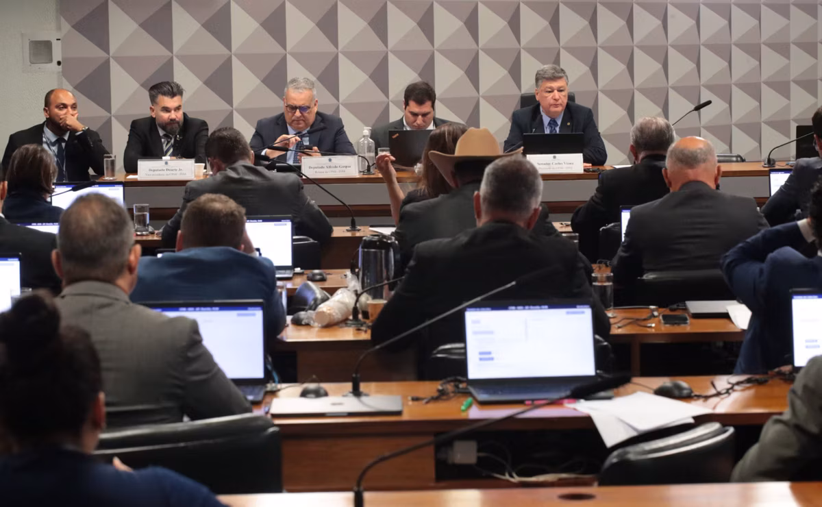 O presidente da CPMI do INSS, senador Carlos Viana (Podemos-MG), afirmou que pretende coletar assinaturas para estender o funcionamento da comissão