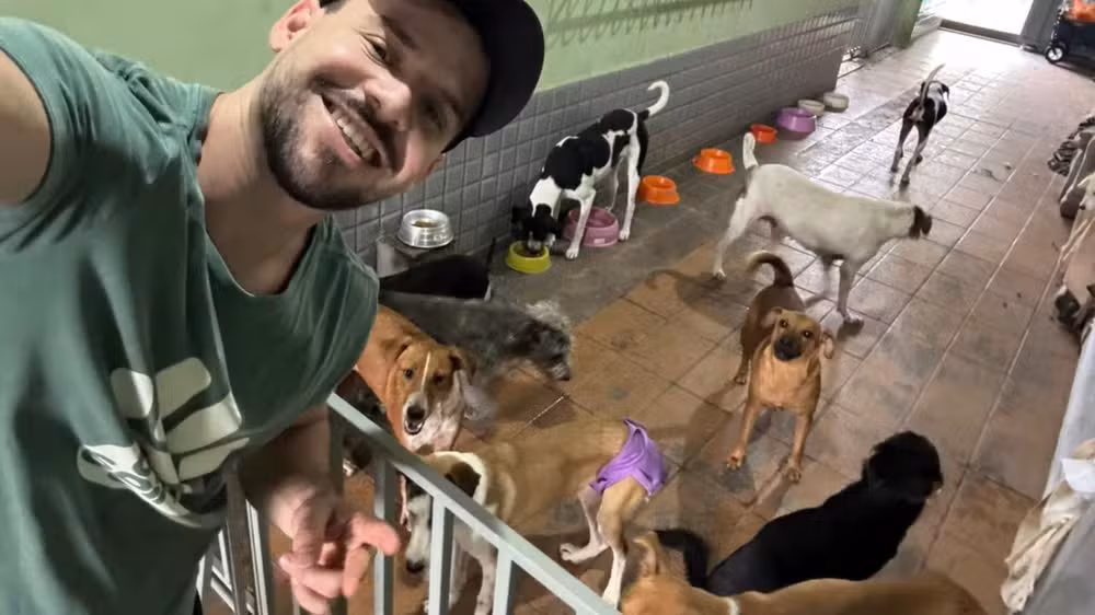 Professor Marcos Breda, 29 anos, aluga uma casa no Espírito Santo para acolher animais