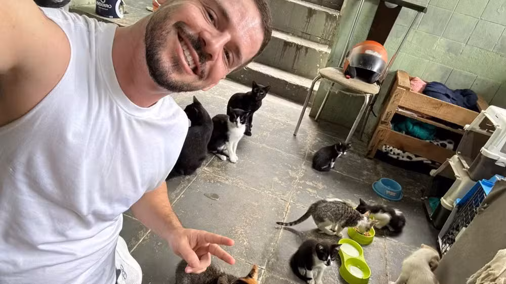 Professor Marcos Breda, 29 anos, aluga uma casa para acolher animais no Espírito Santo