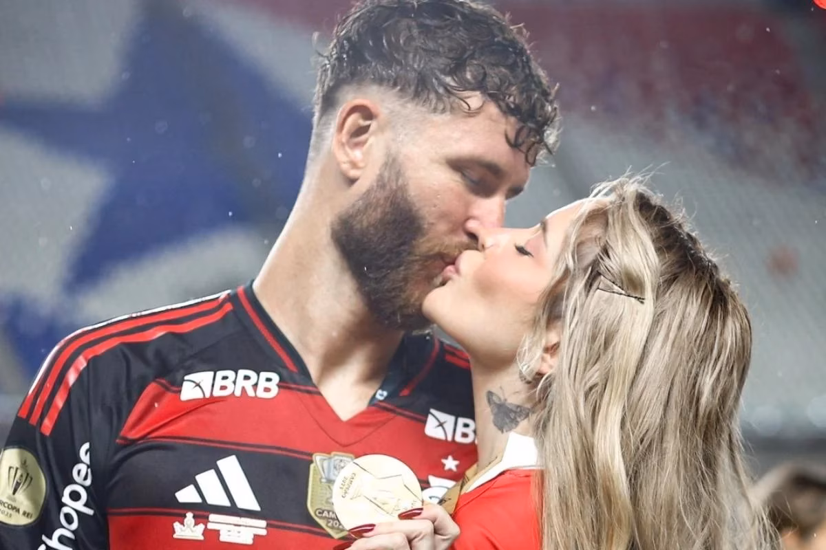O jogador Léo Pereira se declarou à ex-namorada Karoline Lima nesta quinta-feira