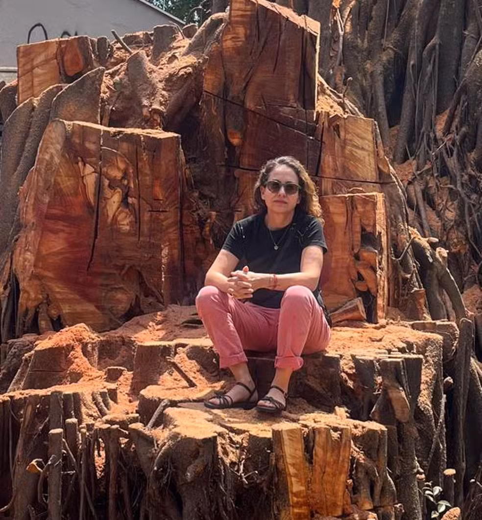 Gabriela Yaroslavsky em ato que cobra explicações sobre a derrubada de uma árvore