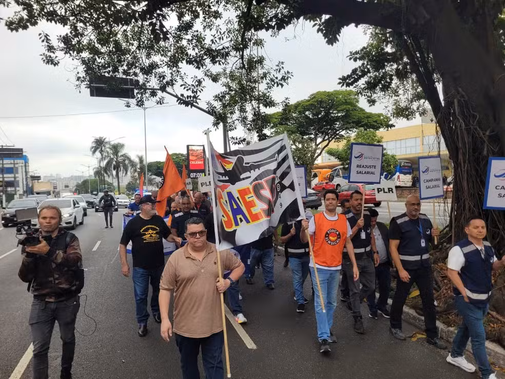 Manifestação de aeroviários na manhã desta sexta-feira (5) em frente ao Aeroporto de Congonhas, na Zona Sul de São Paulo