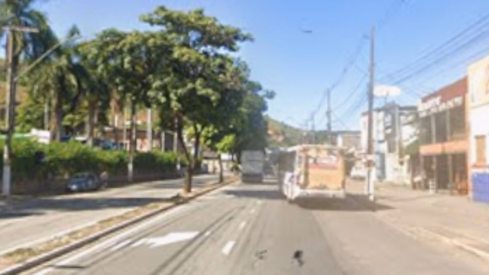 A movimentação suspeita chamou a atenção dos militares, que decidiram fazer a abordagem. Na revista, os policiais encontraram uma pistola importada na cintura do jovem de 19 anos, enquanto uma garrucha foi apreendida com o homem de 56 anos