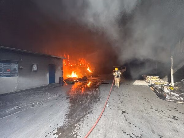 Fogo atinge galpão com 150 toneladas de borracha em Betim, na Grande BH