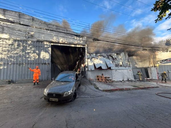 Fogo alcança galpão com 150 toneladas de borracha em Betim, na Grande BH