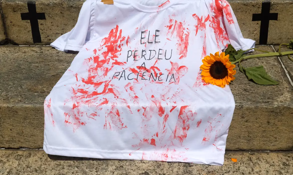 Mulheres de várias cidades do Brasil vão às ruas neste domingo (7)