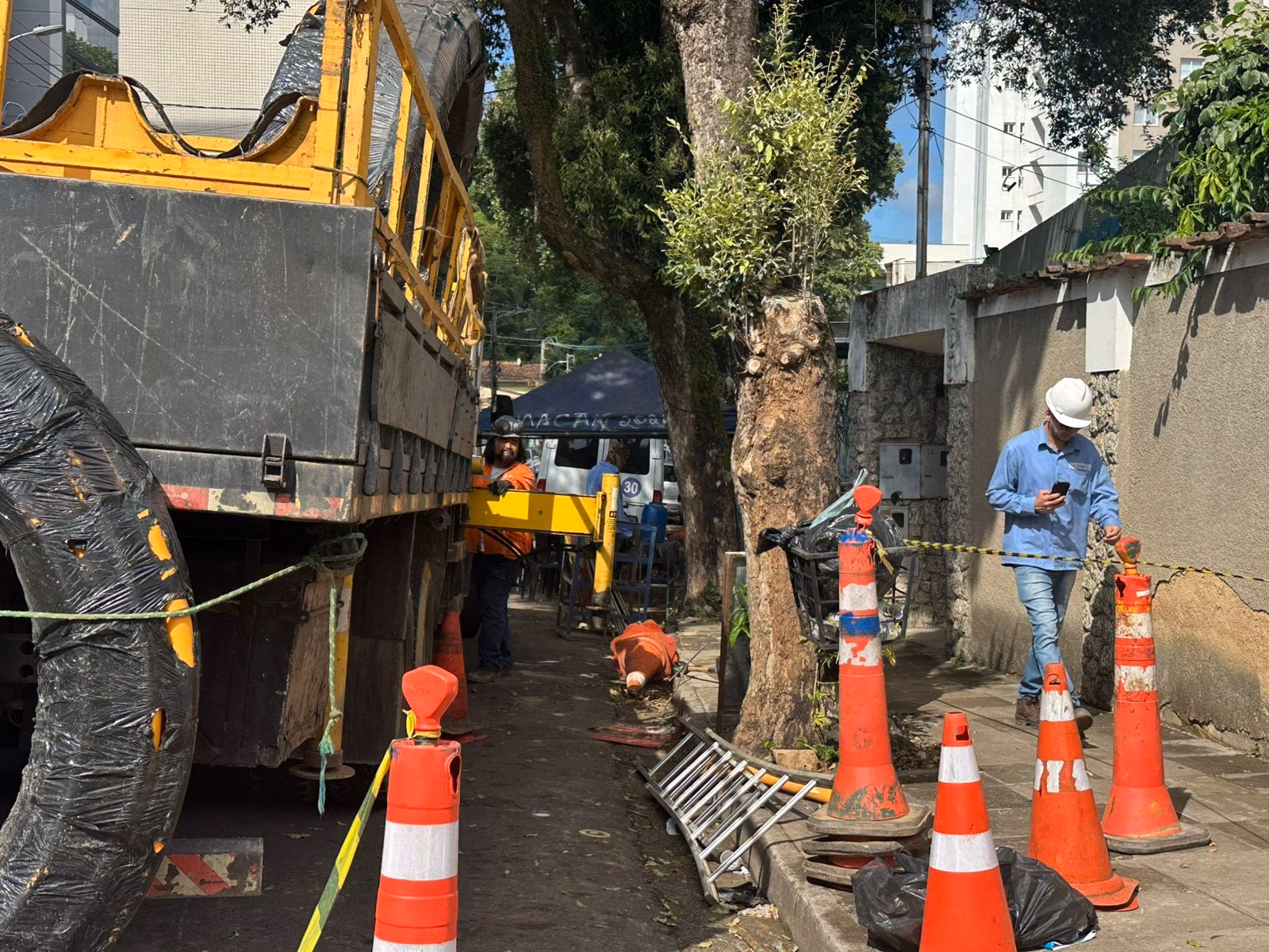 Trabalhos de instalação de tubulações de gás natural no bairro Horto, em Ipatinga
