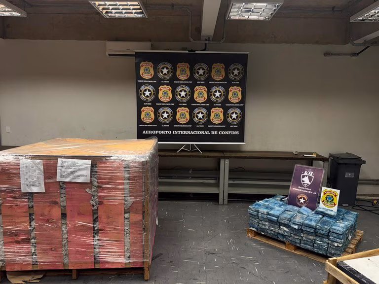 A operação foi realizada em conjunto pela Polícia Federal e pela Receita Federal, consolidando o modelo de atuação integrada no combate ao tráfico internacional de drogas
