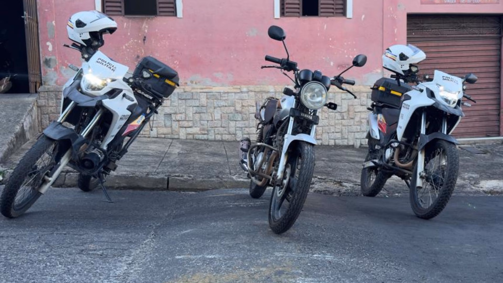 A moto recuperada e a chave “micha” foram apreendidas, e os adolescentes levados às autoridades competentes para as demais medidas legais