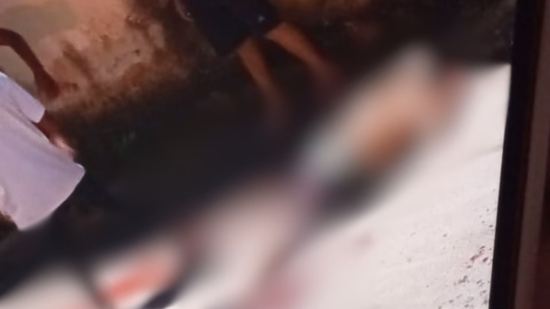 Quando chegaram ao local, os militares encontraram Filipe caído na rua, já sem vida; vizinhos cobriram o corpo com um lençol, e o Samu confirmou o óbito