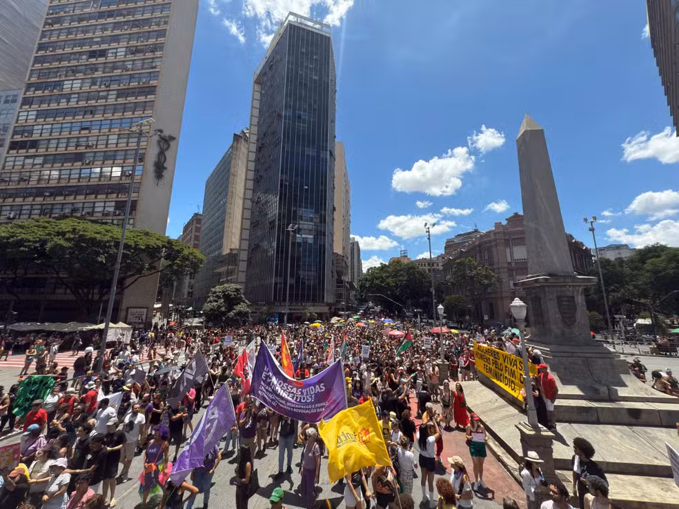 Manifestação contra feminicídios reúne ativistas em BH