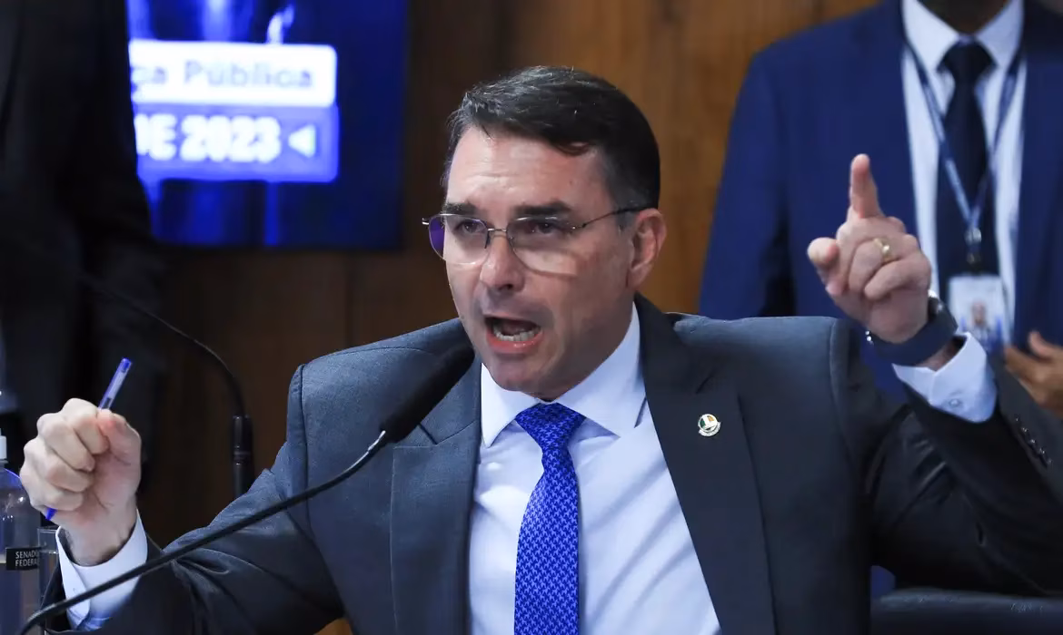 Pré-candidato à Presidência, Flávio falou com a imprensa neste domingo (7), em Brasília, logo depois de participar de um culto na Igreja Comunidade das Nações