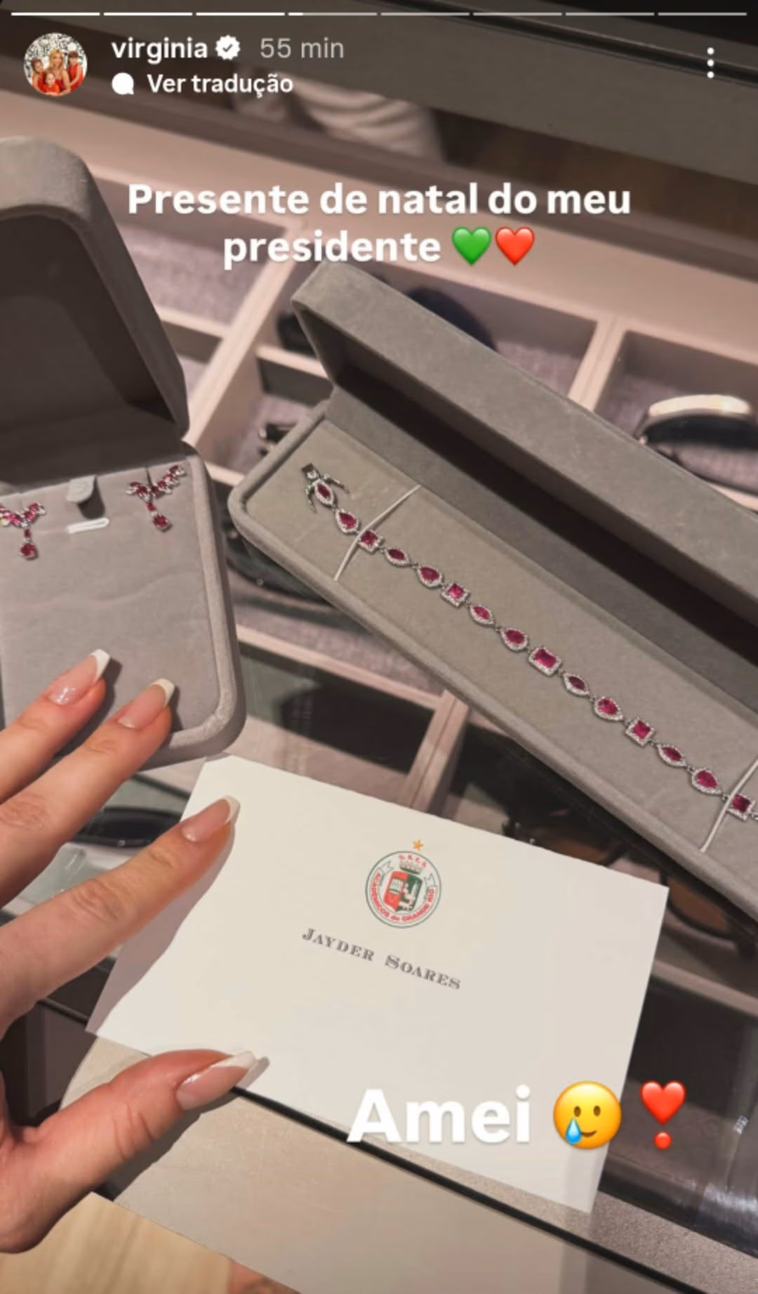 Virginia recebe presente de presidente da Grande Rio