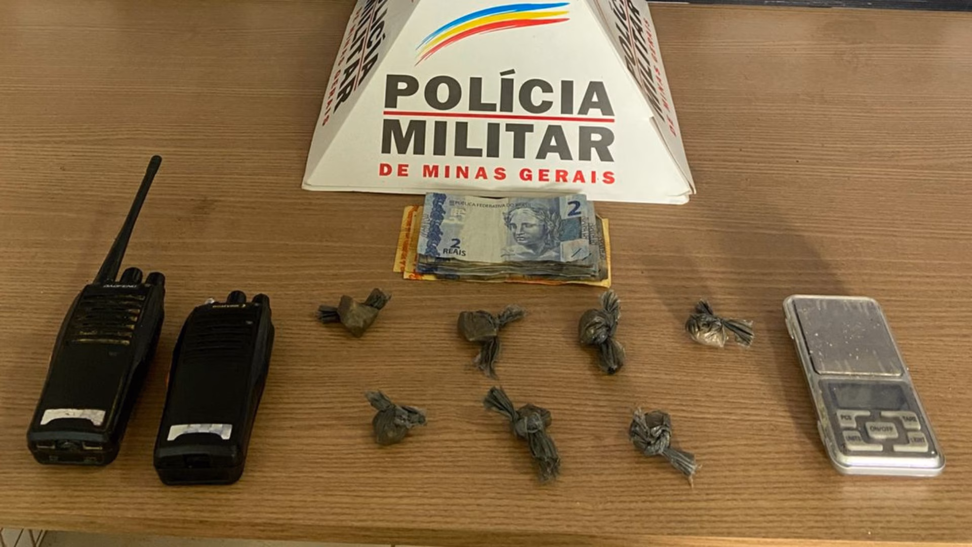 A operação terminou com a prisão de um jovem de 22 anos e a apreensão de um adolescente de 17. Com eles, de acordo com a PM, foram encontrados materiais comumente ligados ao tráfico de drogas