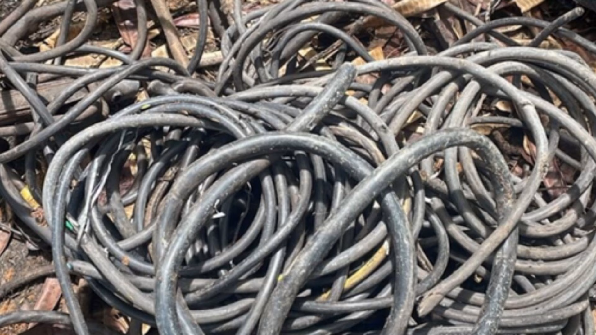 Ao chegarem ao local, os policiais flagraram dois homens queimando uma grande quantidade de fios de cobre, ainda sem volume calculado