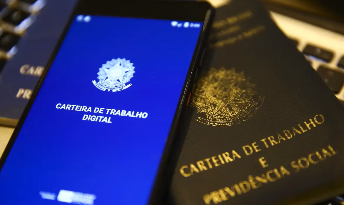 Há oportunidades para candidatos de variados níveis de escolaridade, com ou sem experiência, e salários que podem chegar a R$ 3,4 mil